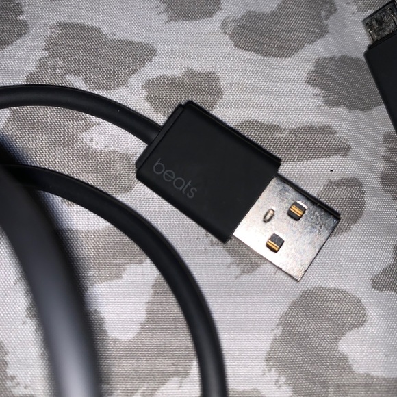 Apple Rosegold Beats Solo3 Wireless Headphones - Picture 10 of 16